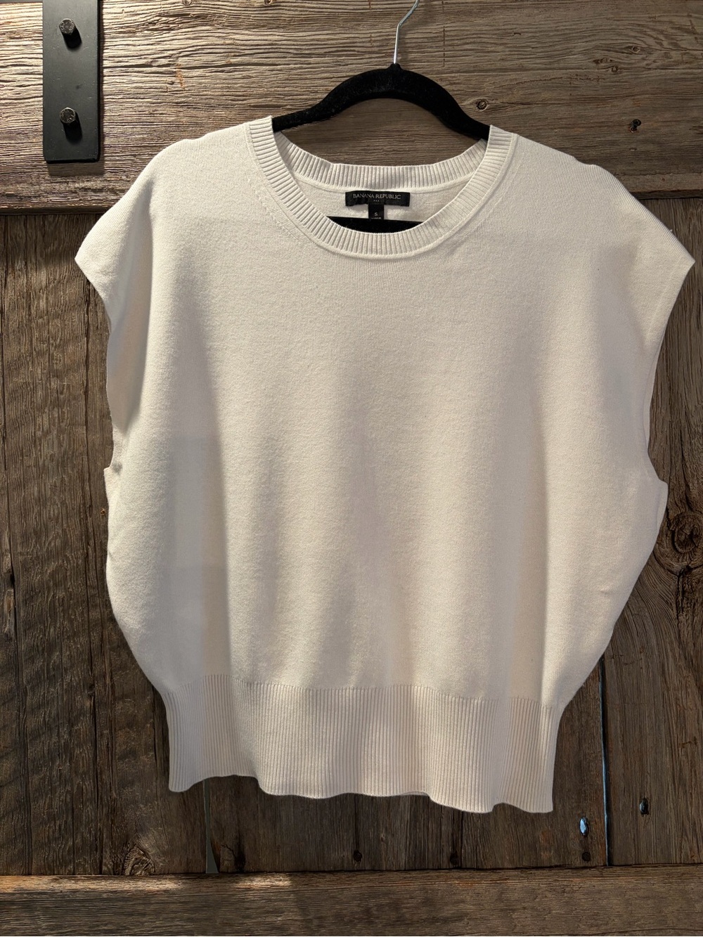 Banana Republic Cream Sleeveless Crewneck Knit Top